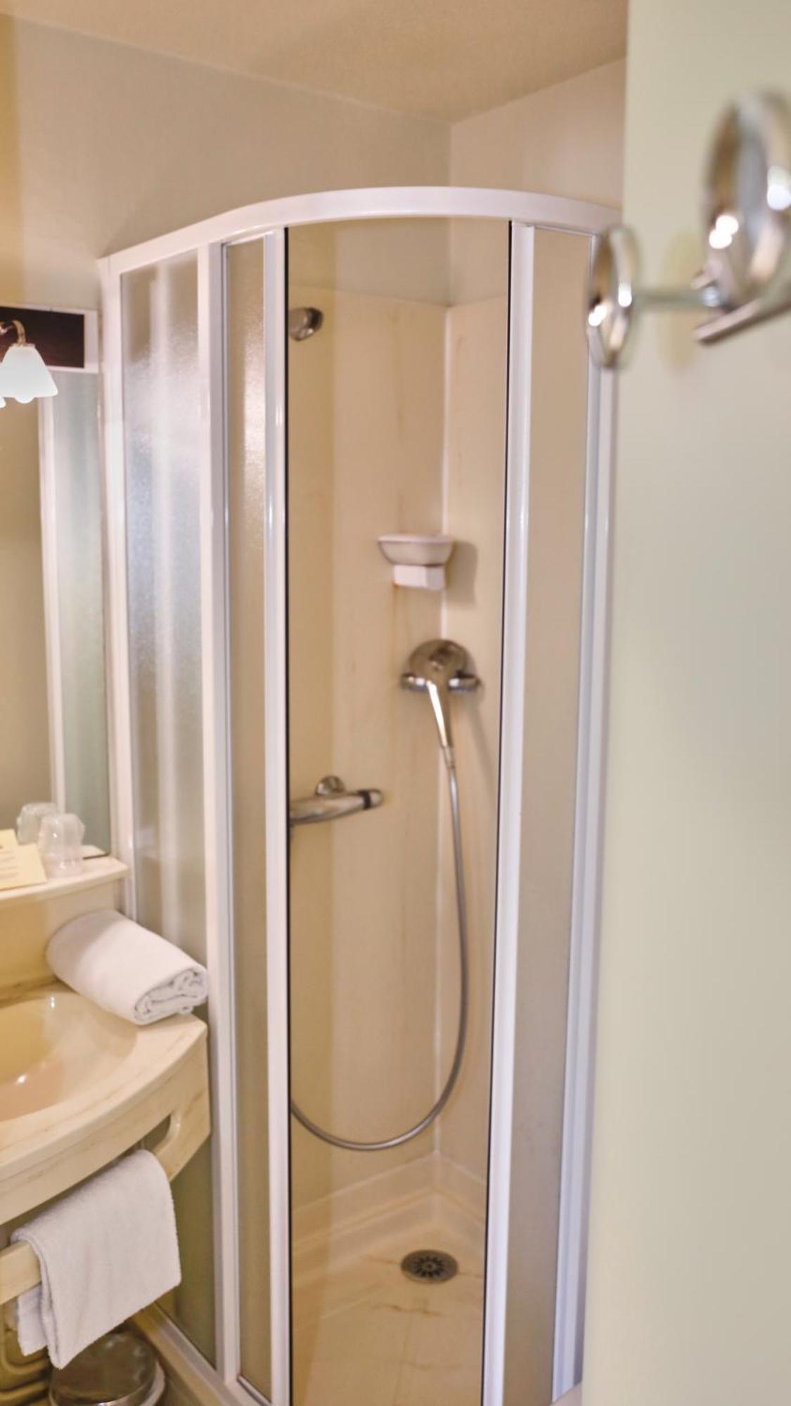 Brit Hotel Chambery Bagian luar foto